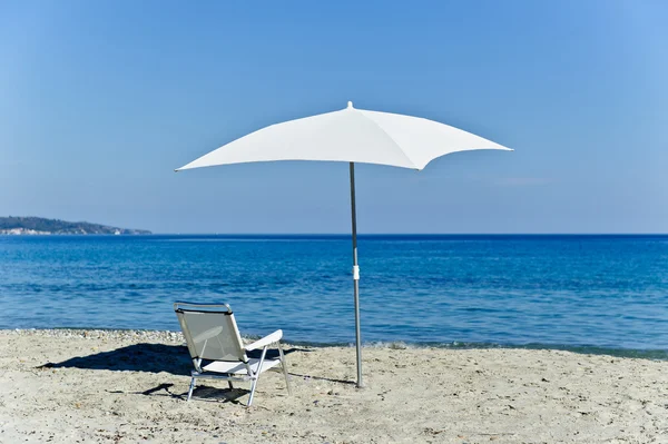 椅子和海滩伞 — 图库照片