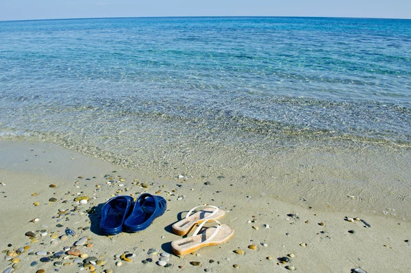 海滩上的鞋子 — 图库照片