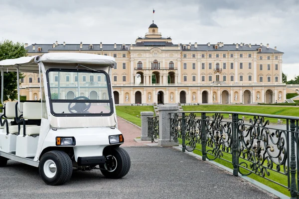 stock image Electric car near palace