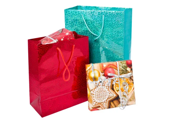 Bolsas de regalo festivas brillantes y caja de regalo — Foto de Stock