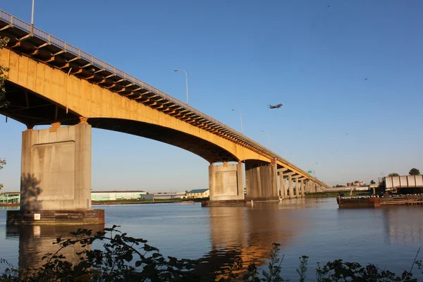 Puente urbano que une municipios — Foto de Stock