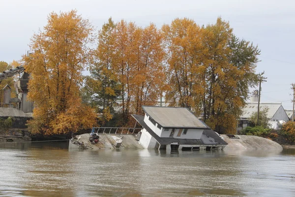 Un barco abandonado — Foto de Stock