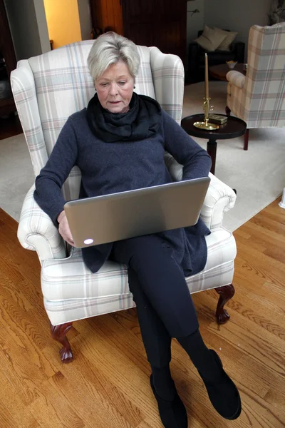 Senior con computadora — Foto de Stock