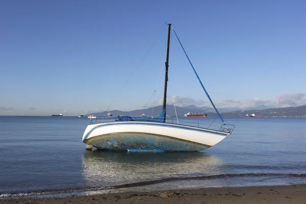 Um veleiro encalhado — Fotografia de Stock