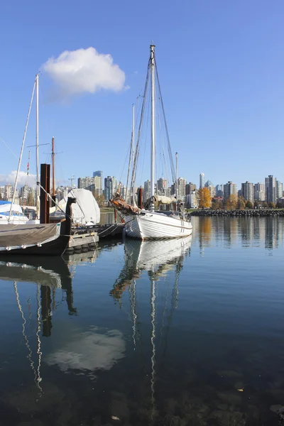 Sejlbåd i en Vancouver Marina - Stock-foto