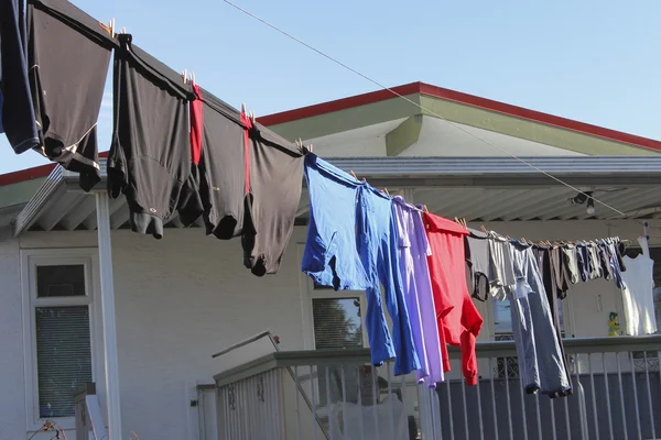 Lavanderia esterna Asciugatura su una clothesline — Foto Stock