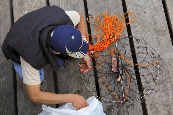 Pescador de caranguejo prepara armadilha — Fotografia de Stock