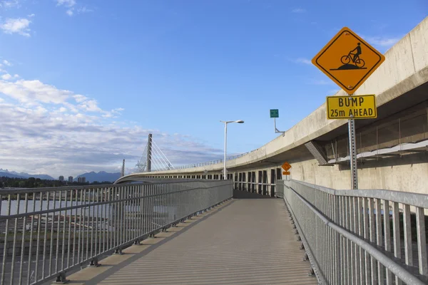A gyalogos és kerékpáros híd — Stock Fotó