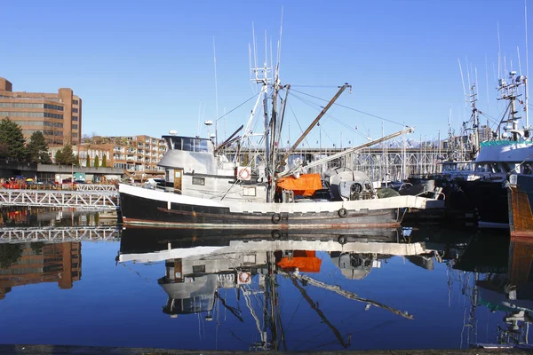Пришвартованная рыбацкая лодка — стоковое фото