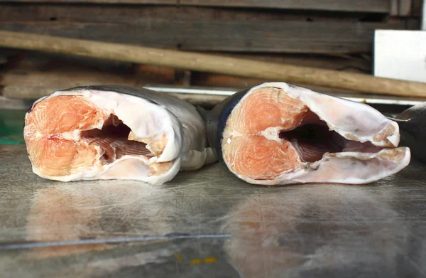 低角度的三文鱼的身体 — 图库照片