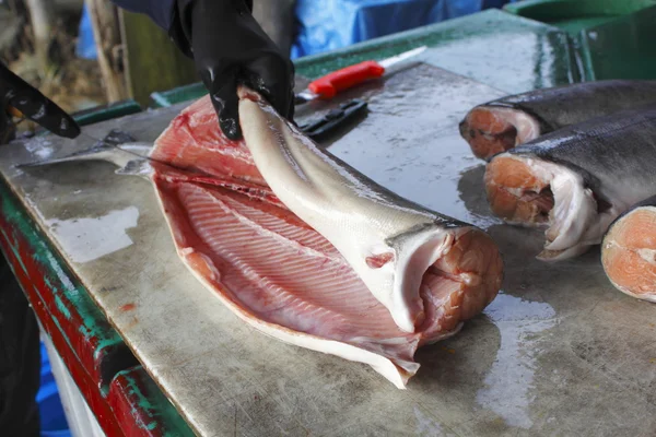 Filetování lososa — Stock fotografie