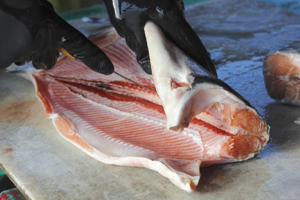 Filleting лосося — стокове фото