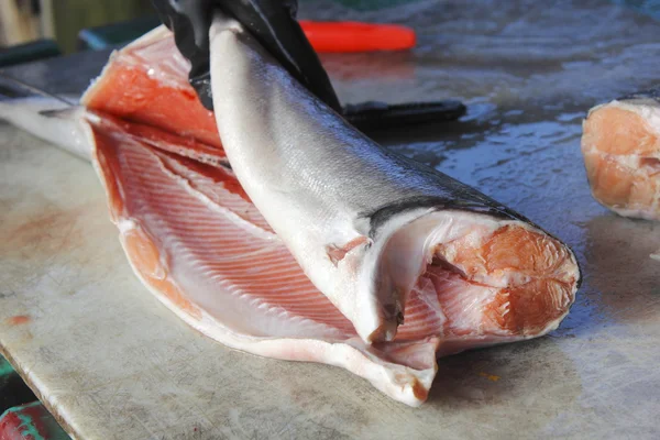 Filettatura del salmone — Foto Stock