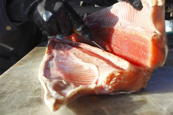 Filleting лосося — стокове фото