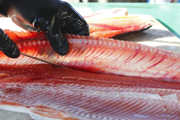 Filetear salmón — Foto de Stock