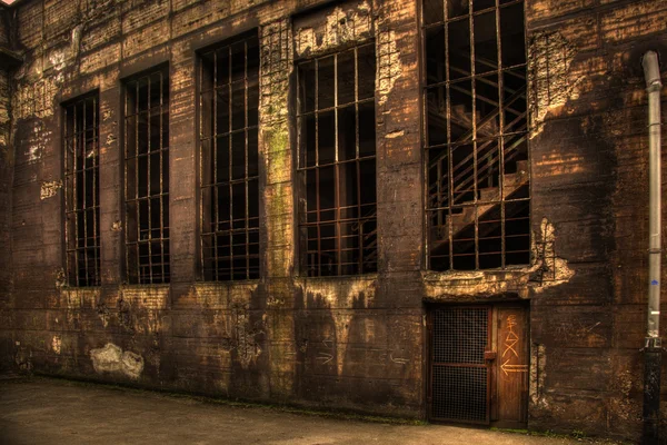 Gamla mörka övergiven byggnad — Stockfoto