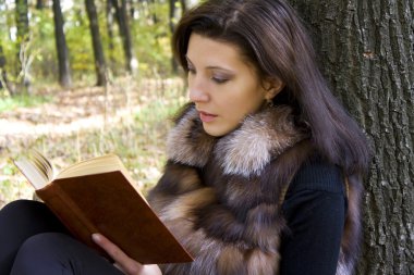 genç kız okuma kitabı Park