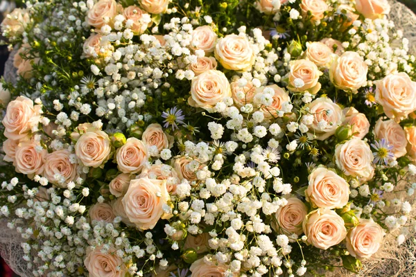Beautiful fresh wedding flowers ih hands — Stock Photo, Image