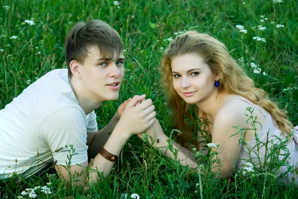Menina e menino na grama — Fotografia de Stock