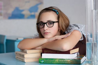 Kitaplar ile gözlüklü kız