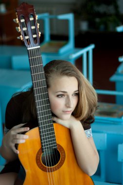 bir gitar ile kız öğrenci