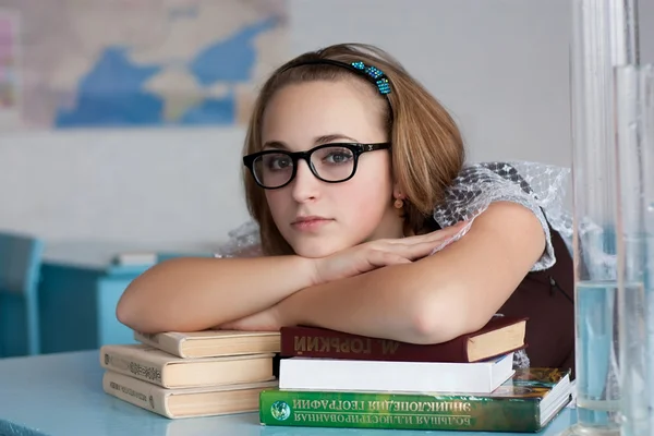 Κορίτσι με τα γυαλιά με βιβλία — Φωτογραφία Αρχείου