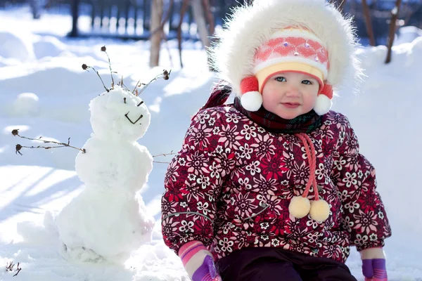 Kid and snowman — Stock Photo, Image