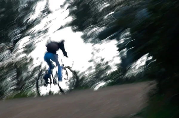 Велосипед в быстрой горе — стоковое фото