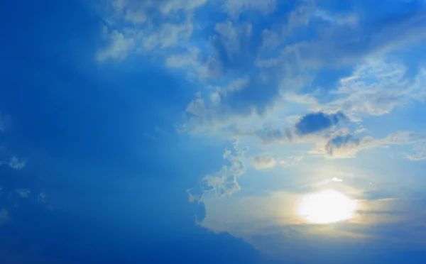 Sol y bonita nube —  Fotos de Stock