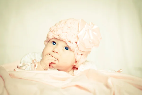 Holčička v růžových klobouku — Stock fotografie