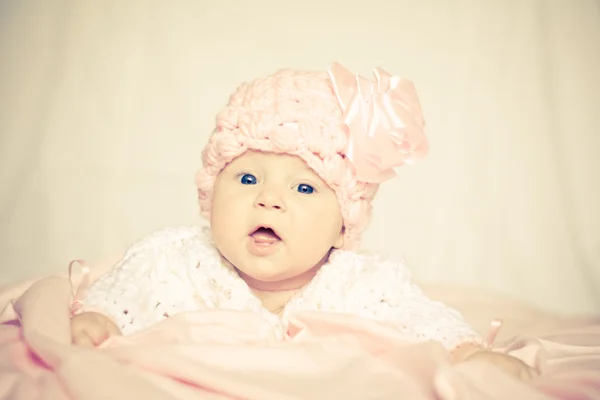 Menina bebê em um chapéu rosa — Fotografia de Stock