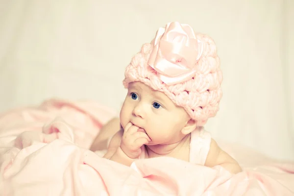 Pembe şapkalı kız bebek — Stok fotoğraf