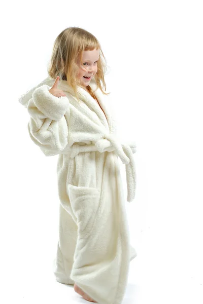 Lilla söta tjejen i morgonrock isolerad på en vit bakgrund — Stockfoto
