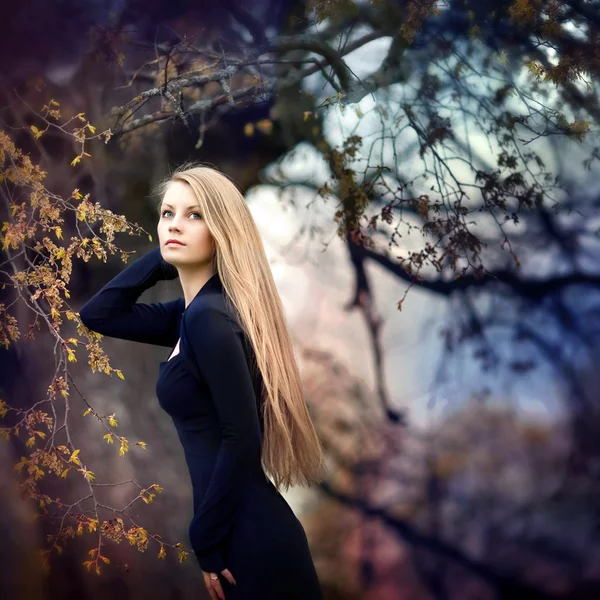 숲에 있는 여자 — 스톡 사진