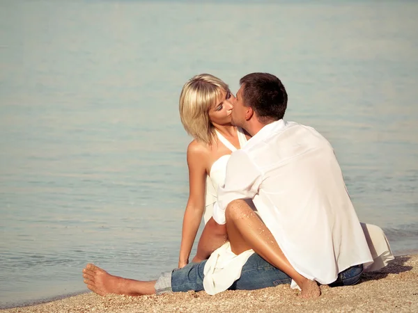 Paar am Strand geküsst — Stockfoto