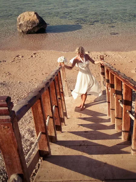 Bride walks up the stairs — Stock Photo, Image