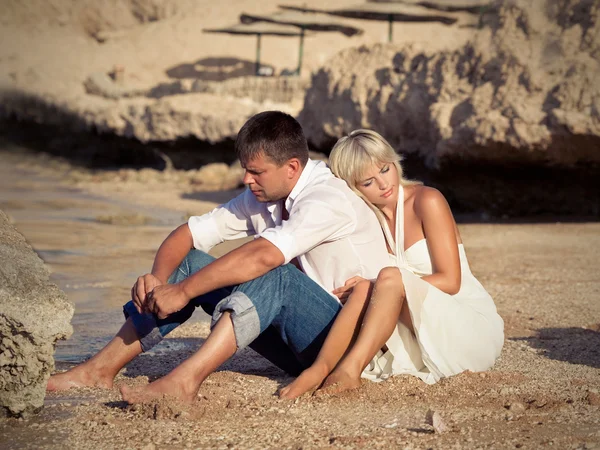 Erkek ve kız sahilde düşünüyorum — Stok fotoğraf