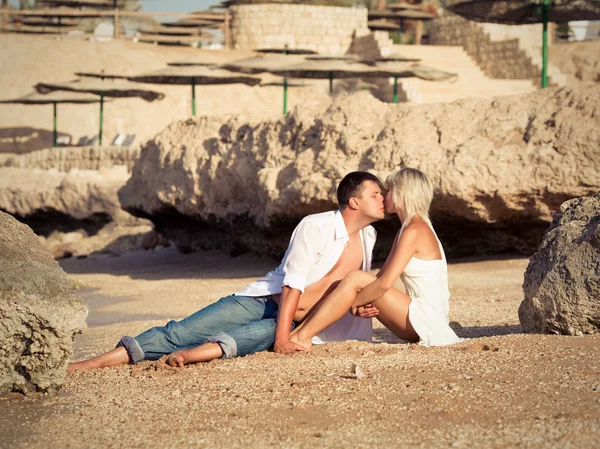 Sahilde öpüştük Çift — Stok fotoğraf