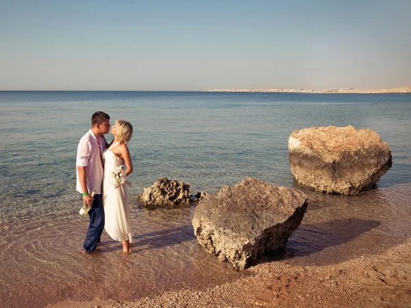Paar kuste op strand — Stockfoto
