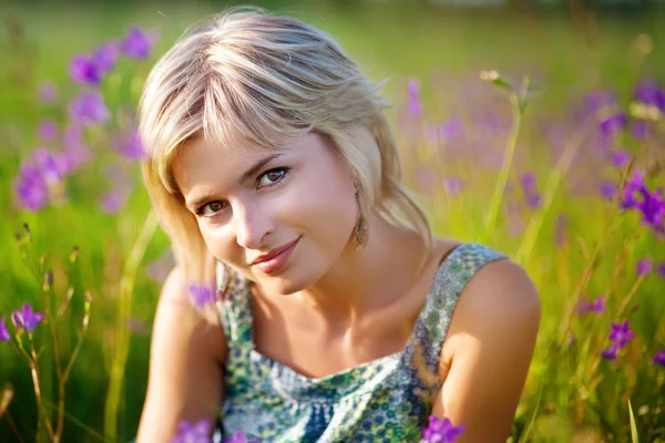Chica sonríe en el prado — Foto de Stock