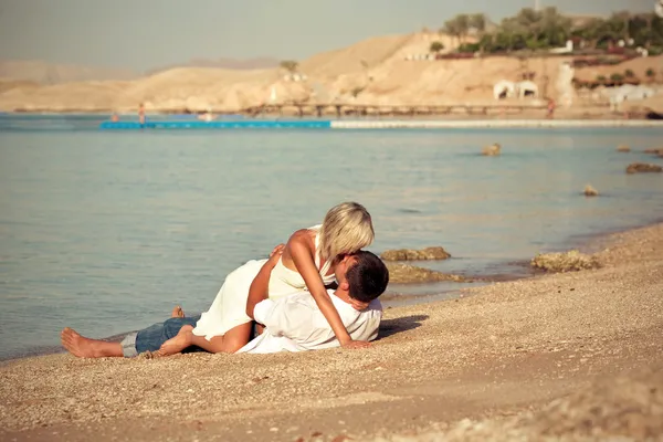 Paar am Strand geküsst — Stockfoto