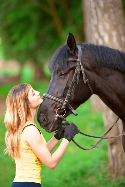 Женщина и лошадь — стоковое фото