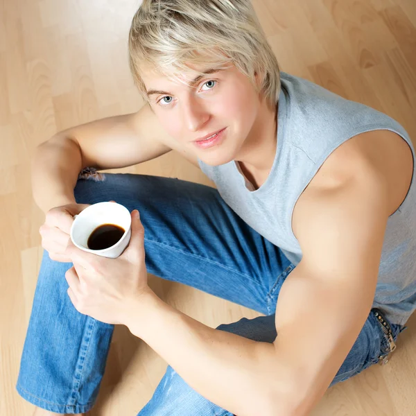 Ung man dricker kaffe — Stockfoto