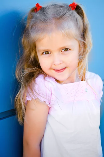 Όμορφο κοριτσάκι που θέτουν σε μπλε φόντο — Φωτογραφία Αρχείου