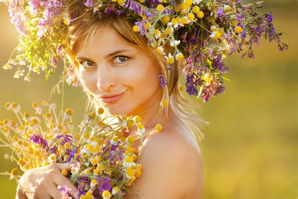 Ritratto di Giovane bella donna che indossa una corona di fiori selvatici — Foto Stock
