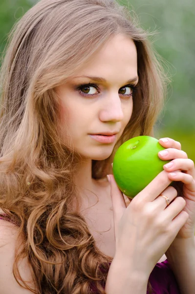 Gyönyörű lány, alma, zöld nyári kert ellen. — Stock Fotó