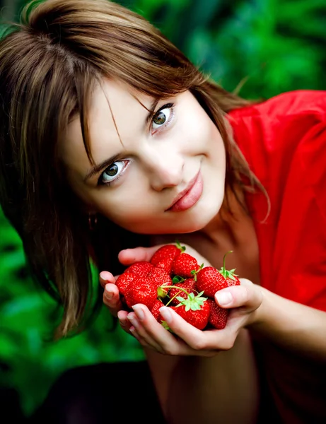Γλυκό φράουλα στα χέρια γυναίκα — Φωτογραφία Αρχείου