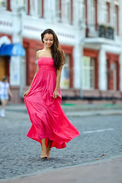거리에서 아름 다운 여자의 초상화 — 스톡 사진