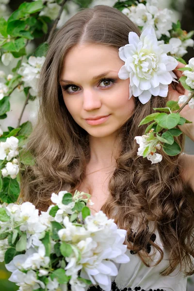 Όμορφο κορίτσι με ένα λουλούδι στα μαλλιά της — Φωτογραφία Αρχείου