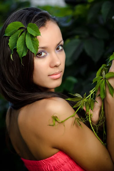 Bella giovane donna con foglie di uva selvatica — Foto Stock